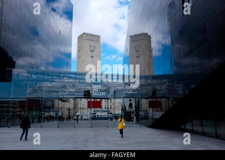 La marche vers l'oeil ouvert galerie dans le centre-ville de Liverpool, avec le puits de ventilation de la Mersey tunnel reflétée. Banque D'Images