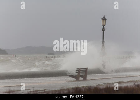 Bancs, Poole, Dorset, UK. Le 30 décembre 2015. Météo France : Storm Frank hits Dorset Coast et crée de grandes vagues à bancs avec de forts vents de 56 mph et les hautes marées causant des inondations Crédit : Carolyn Jenkins/Alamy Live News Banque D'Images