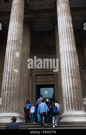 Les touristes et les visiteurs de monter les marches à l'entrée du British Museum à Londres, l'un des plus grands musées de France Banque D'Images