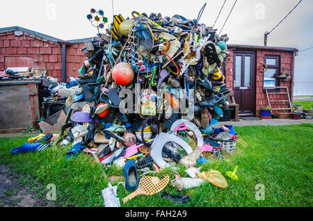 Zoé art. Dungeness est une vaste étendue de crêtes de bardeaux sur le sud Côte du Kent. Résidents vivent sur de petites parcelles souvent la collecte des débris flottants Banque D'Images