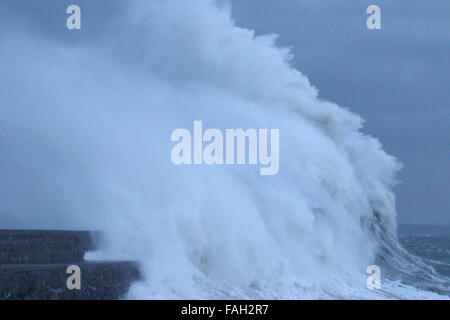 Porthcawl, UK. Dec 30, 2015. Météo France : vagues gigantesques batter la côte de Porthcawl, Nouvelle-Galles du Sud, ce matin que Storm Frank hits. Crédit : Andrew Bartlett/Alamy Live News Banque D'Images