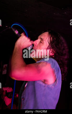 Tayside, Dundee, Écosse, Royaume-Uni, le 29 décembre 2015. AC/DC tribute band rock AC/DC "UK" jouer live à la Beat Generator de nuit à Dundee. Chanteur Chris Antos (Bon Scott / Brian Johnson). © Dundee Photographics / Alamy Live News. Banque D'Images