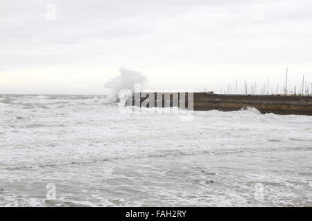 Brighton, UK. Dec 30, 2015. Météo France : une mer crash contre le mur de la marina de Brighton, East Sussex, UK Crédit : Ed Brown/Alamy Live News Banque D'Images