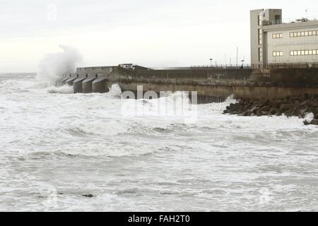 Brighton, UK. Dec 30, 2015. Météo France : une mer crash contre le mur de la marina de Brighton, East Sussex, UK Crédit : Ed Brown/Alamy Live News Banque D'Images