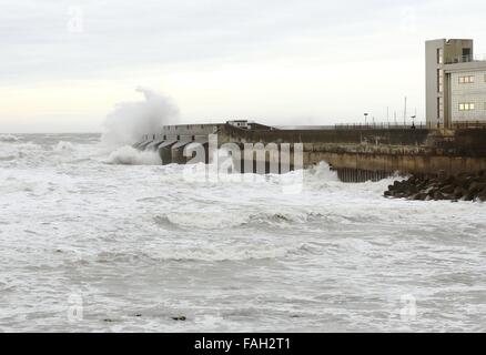 Brighton, UK. Dec 30, 2015. Météo France : une mer crash contre le mur de la marina de Brighton, East Sussex, UK Crédit : Ed Brown/Alamy Live News Banque D'Images