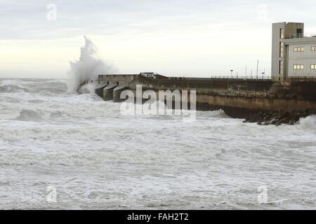 Brighton, UK. Dec 30, 2015. Météo France : une mer crash contre le mur de la marina de Brighton, East Sussex, UK Crédit : Ed Brown/Alamy Live News Banque D'Images