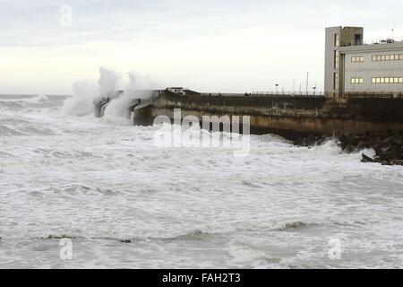 Brighton, UK. Dec 30, 2015. Météo France : une mer crash contre le mur de la marina de Brighton, East Sussex, UK Crédit : Ed Brown/Alamy Live News Banque D'Images