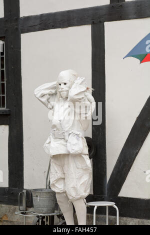 Artiste de rue, habillé comme le fantôme de Banquo de Macbeth qui pose pour des photographies à Stratford upon Avon, Warwickshire, Angleterre Banque D'Images
