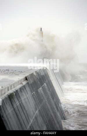 Aberystwyth, UK. Dec 30, 2015. Météo France : Storm Frank apporte encore plus de misère à l'inondation le Royaume-uni aujourd'hui avec des pluies torrentielles et des bourrasques. C'était Frank tempête frapper la côte de crédit antérieures Aberystwyth : Elgan Griffiths/Alamy Live News Banque D'Images