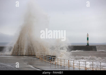 Aberystwyth, UK. Dec 30, 2015. Météo France : Storm Frank apporte encore plus de misère à l'inondation le Royaume-uni aujourd'hui avec des pluies torrentielles et des bourrasques. C'était Frank tempête frapper la côte de crédit antérieures Aberystwyth : Elgan Griffiths/Alamy Live News Banque D'Images