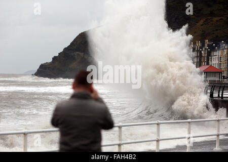 Aberystwyth, UK. Dec 30, 2015. Météo France : Storm Frank apporte encore plus de misère à l'inondation le Royaume-uni aujourd'hui avec des pluies torrentielles et des bourrasques. C'était Frank tempête frapper la côte de crédit antérieures Aberystwyth : Elgan Griffiths/Alamy Live News Banque D'Images