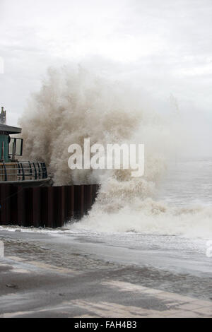 Aberystwyth, UK. Dec 30, 2015. Météo France : Storm Frank apporte encore plus de misère à l'inondation le Royaume-uni aujourd'hui avec des pluies torrentielles et des bourrasques. C'était Frank tempête frapper la côte de crédit antérieures Aberystwyth : Elgan Griffiths/Alamy Live News Banque D'Images