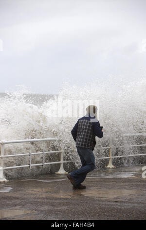 Aberystwyth, UK. Dec 30, 2015. Météo France : Storm Frank apporte encore plus de misère à l'inondation le Royaume-uni aujourd'hui avec des pluies torrentielles et des bourrasques. C'était Frank tempête frapper la côte de crédit antérieures Aberystwyth : Elgan Griffiths/Alamy Live News Banque D'Images