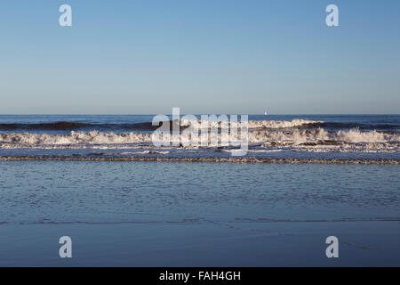 Les vagues de la mer du Nord à Tynemouth en Angleterre. La région est réputée comme un bon emplacement pour le surf. Banque D'Images