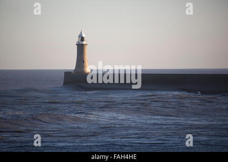 La jetée et phare de Tynemouth, en Angleterre. La mer du Nord tours contre la jetée. Banque D'Images