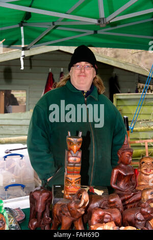 Vente d'ornements en bois sculpté exposant, Marché de Noël, Jimmy's Farm, Wherstead, Ipswich, Suffolk, UK, Décembre 2015 Banque D'Images