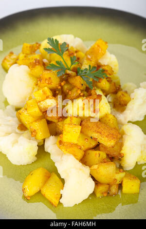 Le chou-fleur et de pommes de terre curry Banque D'Images