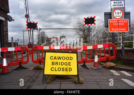 Cawood Bridge, Yorkshire, UK. Dec 30, 2015. et de défense contre les inondations route fermée à cawoood yorkshire pont inondé après la rivière Ouse éclater ses banques Crédit : Paul ridsdale/Alamy Live News Banque D'Images