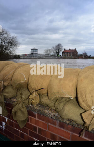 Cawood Bridge, Yorkshire, UK. Dec 30, 2015. cawoood inondées de défense contre les inondations à yorkshire pont après la rivière Ouse éclater ses banques uk Crédit : Paul ridsdale/Alamy Live News Banque D'Images