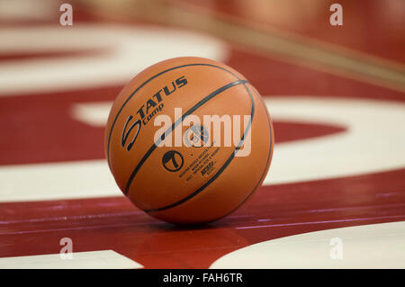 Madison, WI, USA. Dec 29, 2015. Le ballon se trouve sur le sol au cours de la jeu de basket-ball de NCAA Purdue Boilermakers entre le et le Wisconsin Badgers au Kohl Center à Madison, WI. Purdue a défait le Wisconsin 61-55. John Fisher/CSM/Alamy Live News Banque D'Images