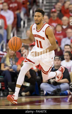 Madison, WI, USA. Dec 29, 2015. Wisconsin Badgers guard Jordan Hill # 11 en action au cours de la jeu de basket-ball de NCAA Purdue Boilermakers entre le et le Wisconsin Badgers au Kohl Center à Madison, WI. Purdue a défait le Wisconsin 61-55. John Fisher/CSM/Alamy Live News Banque D'Images