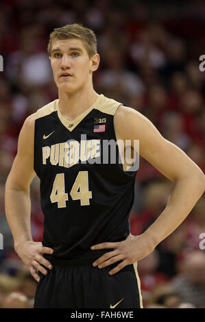 Madison, WI, USA. Dec 29, 2015. Purdue Boilermakers Isaac centre Haas # 44 au cours de la jeu de basket-ball de NCAA Purdue Boilermakers entre le et le Wisconsin Badgers au Kohl Center à Madison, WI. Purdue a défait le Wisconsin 61-55. John Fisher/CSM/Alamy Live News Banque D'Images