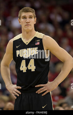 Madison, WI, USA. Dec 29, 2015. Purdue Boilermakers Isaac centre Haas # 44 au cours de la jeu de basket-ball de NCAA Purdue Boilermakers entre le et le Wisconsin Badgers au Kohl Center à Madison, WI. Purdue a défait le Wisconsin 61-55. John Fisher/CSM/Alamy Live News Banque D'Images