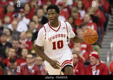 Madison, WI, USA. Dec 29, 2015. Wisconsin Badgers avant Nigel Hayes # 10 en action au cours de la jeu de basket-ball de NCAA Purdue Boilermakers entre le et le Wisconsin Badgers au Kohl Center à Madison, WI. Purdue a défait le Wisconsin 61-55. John Fisher/CSM/Alamy Live News Banque D'Images