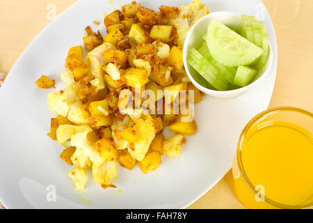 Le chou-fleur et de pommes de terre curry Banque D'Images