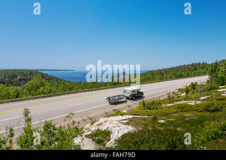 RV camping-tirant sur la route 17, bateau de pêche le long du lac Supérieur en Ontario Canada Banque D'Images