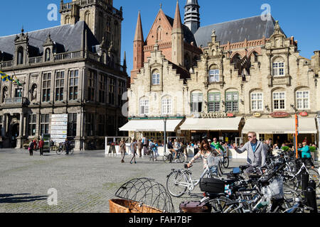 Bicyclettes garées en place du marché de la vieille ville. Grote Markt Veurne Flandre occidentale Belgique Europe Banque D'Images