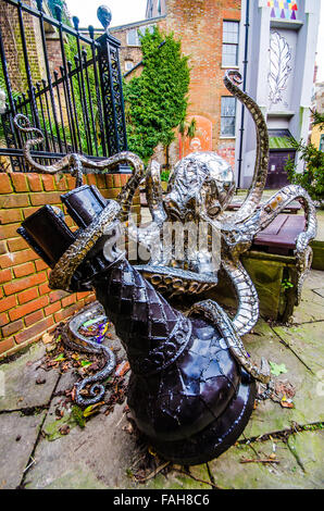 La sculpture géante Octopus et tour d'échecs ornant maintenant Butler's Gap dans la vieille ville de Hastings par Leigh Dyer Banque D'Images