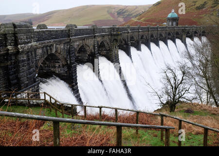 Craig Goch dam, Elan Valley, Powys, Pays de Galles - 30 décembre 2015 - Après des semaines de pluie d'hiver les six barrages de l'Elan Valley sont à pleine capacité. L'eau excédentaire est montré ici déborder l'élégant mur de la Craig Goch dam qui est le plus haut en amont des barrages dans la vallée de l'Elan. Banque D'Images