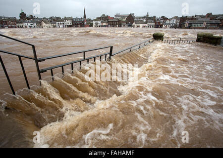 Whitesands, Dumfries, Ecosse, Royaume-Uni. Dec 30, 2015. 30-12-15 à l'ensemble de l'enveloppe à l'inondation des propriétés sur le Whitesands, Dumfries, Ecosse Crédit : sud-ouest de l'ECOSSE/Alamy Images Live News Banque D'Images