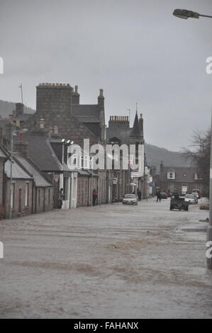 Les images prises au cours de l'évacuation de Ballater, 2015 Frank pendant une tempête, inondation, Village Banque D'Images