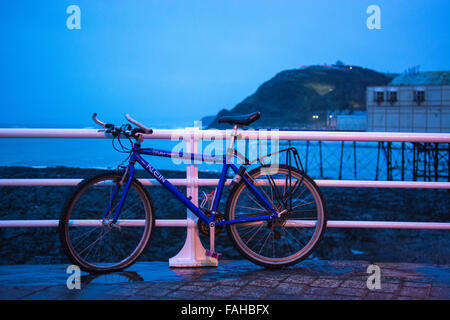 Aberystwyth, Pays de Galles, Royaume-Uni. Dec 30, 2015. Météo France : une pause dans la tempête Frank Aberystwyth, Pays de Galles, Royaume-Uni 20 décembre 2015. Pepole faire bon usage du temps s'il y a une rupture de l'averse que nous avons eu une grande partie de la journée avec storm Frank de passage. Credit : Trebuchet Photography/Alamy Live News Banque D'Images