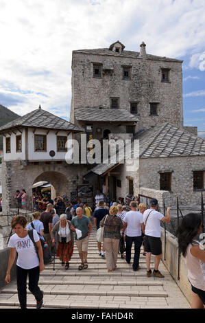 Les visiteurs qui traversent le célèbre vieux pont de pierre à Mostar, en Bosnie. Banque D'Images