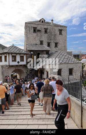 Les visiteurs qui traversent le célèbre vieux pont de pierre à Mostar, en Bosnie. Banque D'Images