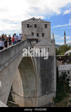 Les visiteurs qui traversent le célèbre vieux pont de pierre à Mostar, en Bosnie. Banque D'Images