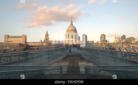 Les gens qui marchent à la Millennium Bridge , connu officiellement sous le nom de la passerelle du millénaire de Londres avec la Cathédrale Saint Paul. Banque D'Images