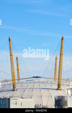 Londres, Royaume-Uni - 28 décembre : Les visiteurs en haut de l'O2 Centre, anciennement connu sous le Millennium Dome, dans un ciel bleu ensoleillé jour. 28 décembre, Banque D'Images