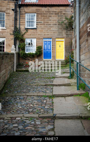 Voie pavée menant à une maison mitoyenne dans la région de la baie inférieure de Robin Hoods Bay dans le Nord du Yorkshire UK Banque D'Images