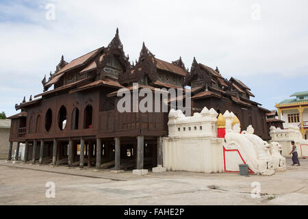 Un homme entre dans le monastère Shwe Yan Pyay à Yangon, Myanmar (Birmanie). Banque D'Images