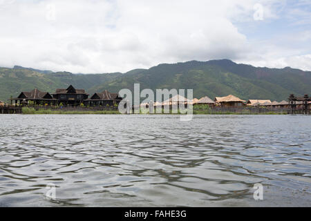 Un complexe par le lac Inle au Myanmar (Birmanie). Le lac est le centre de la vie et de transport dans la région. Banque D'Images