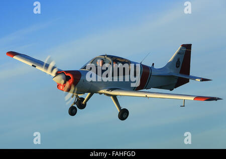 Le vol en formation comme images de nous entraîner avec l'ancien Royal Hong Kong Air Force auxiliaire Bulldog piloté par un ancien instructeur RAF C.130 Hercules. Banque D'Images