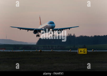 Un Airbus A321 avions de transport de passagers de Swiss International Air Lines l'atterrissage dans le crépuscule du soir à Zurich Kloten. Banque D'Images