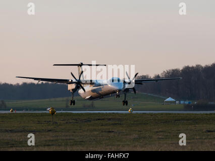 Un avion de passagers turbopropulseur est aux abords de la piste 14 de l'aéroport international de Zurich (Kloten). Banque D'Images