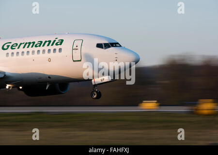 L'atterrissage des avions Boeing 737 de la compagnie aérienne Germania à l'aéroport de Zurich Kloten. Banque D'Images