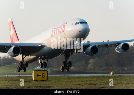 L'atterrissage des avions Airbus A340 de Swiss International Air Lines à l'aéroport de Zurich Kloten. Banque D'Images