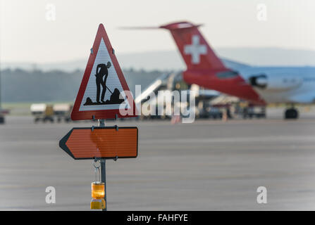 Panneaux routiers indiquent l'activité de construction sur le terrain d'aviation de l'aéroport international de Zurich Banque D'Images